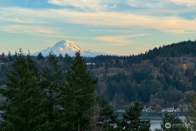 2416 W Echo bay Dr, Bremerton, WA 98312