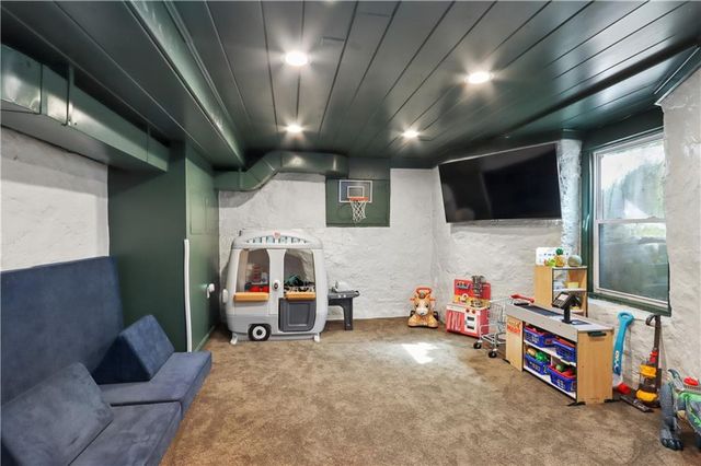 6920 Edgevale Road, Kansas City, MO 64113
