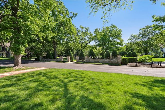 6920 Edgevale Road, Kansas City, MO 64113