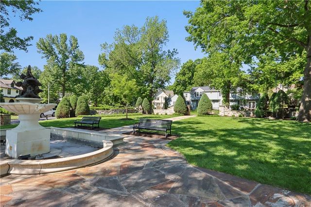 6920 Edgevale Road, Kansas City, MO 64113