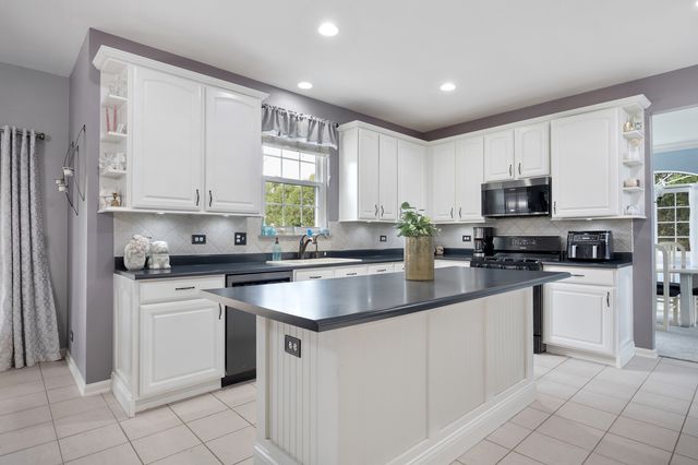 430 Clover Drive, Algonquin, IL 60102