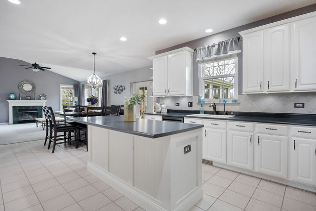 430 Clover Drive, Algonquin, IL 60102