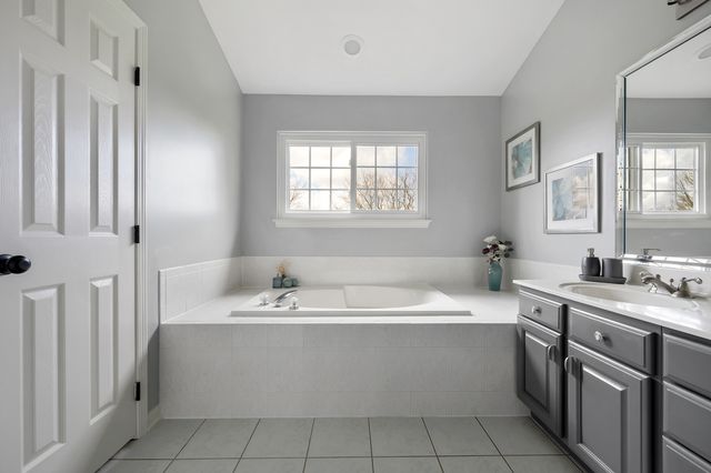 430 Clover Drive, Algonquin, IL 60102