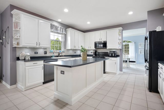 430 Clover Drive, Algonquin, IL 60102