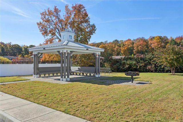 32 Village Park LN, Poquoson, VA 23662