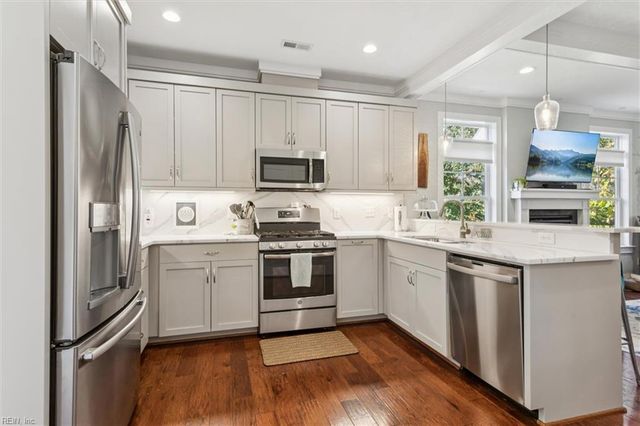 32 Village Park LN, Poquoson, VA 23662