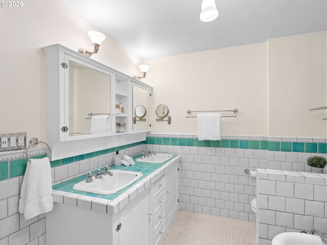 2414 Ne 19TH Ave, Portland, OR 97212