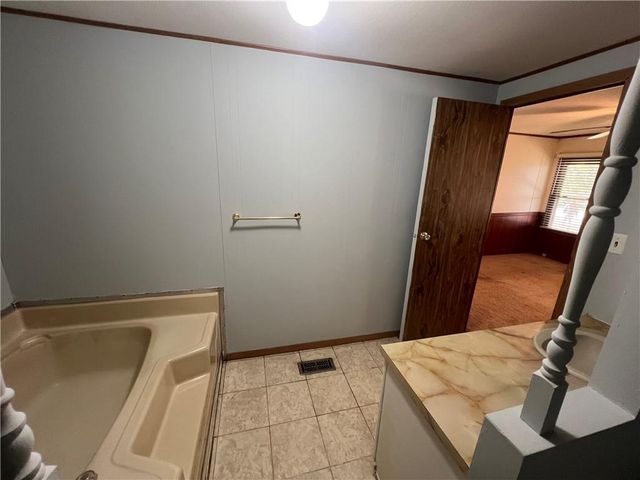 1407 S Lincoln Avenue, La Harpe, KS 66751