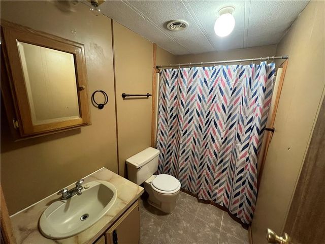 1407 S Lincoln Avenue, La Harpe, KS 66751