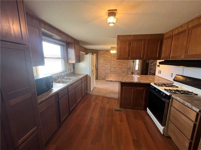 1407 S Lincoln Avenue, La Harpe, KS 66751