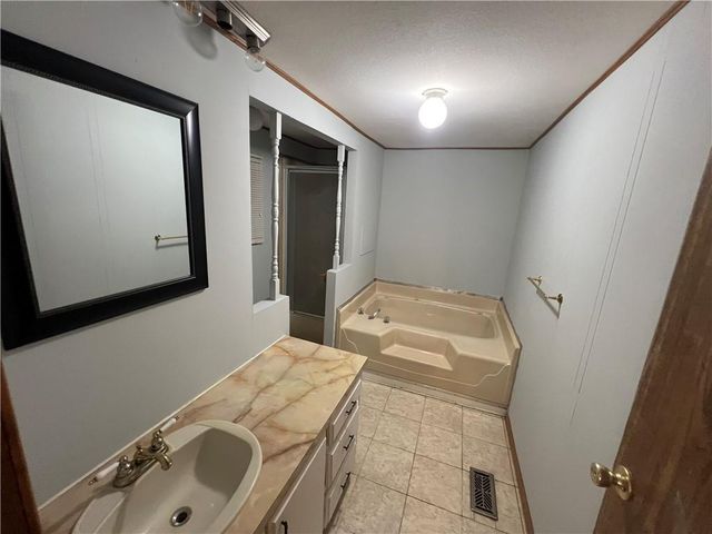 1407 S Lincoln Avenue, La Harpe, KS 66751