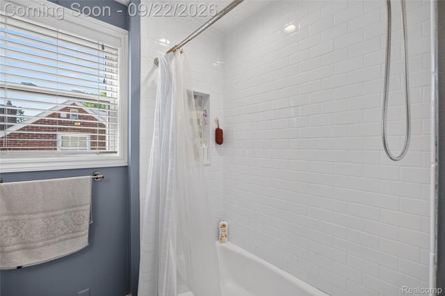 20645 Vernier Circle, Grosse Pointe Woods, MI 48236