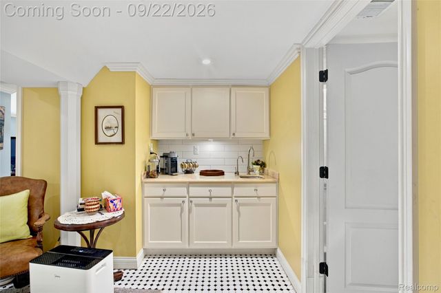 20645 Vernier Circle, Grosse Pointe Woods, MI 48236