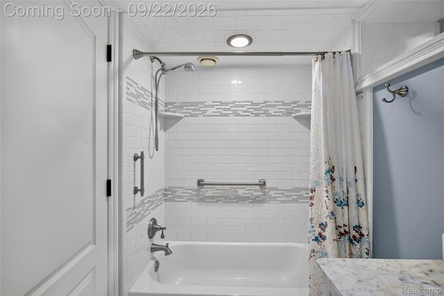 20645 Vernier Circle, Grosse Pointe Woods, MI 48236
