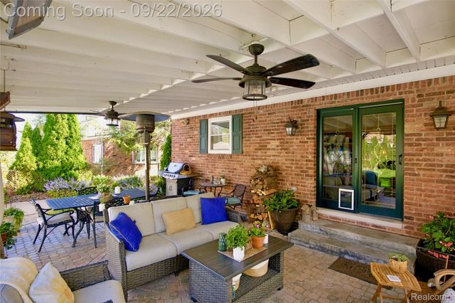 20645 Vernier Circle, Grosse Pointe Woods, MI 48236