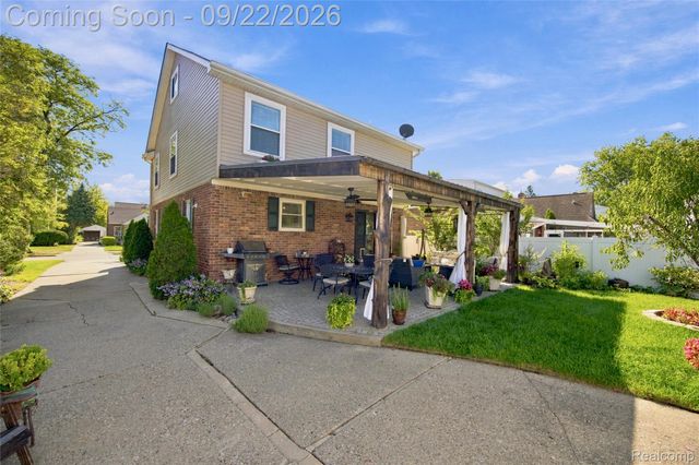 20645 Vernier Circle, Grosse Pointe Woods, MI 48236