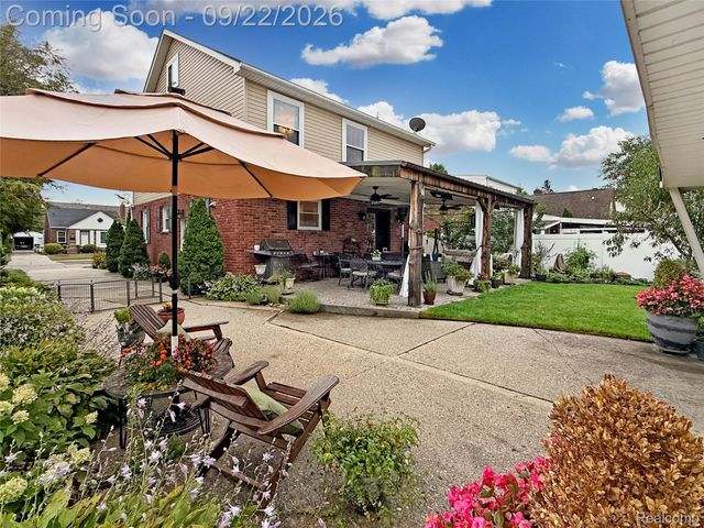 20645 Vernier Circle, Grosse Pointe Woods, MI 48236