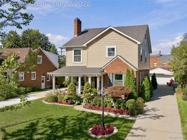 20645 Vernier Circle, Grosse Pointe Woods, MI 48236