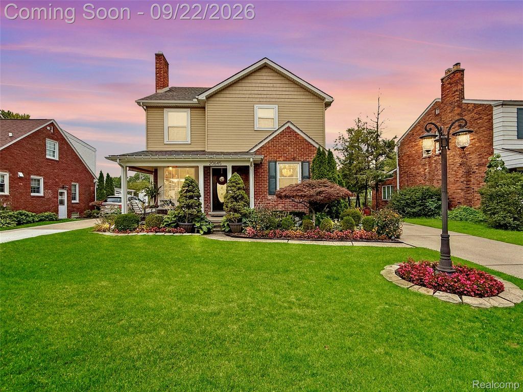 20645 Vernier Circle, Grosse Pointe Woods, MI 48236