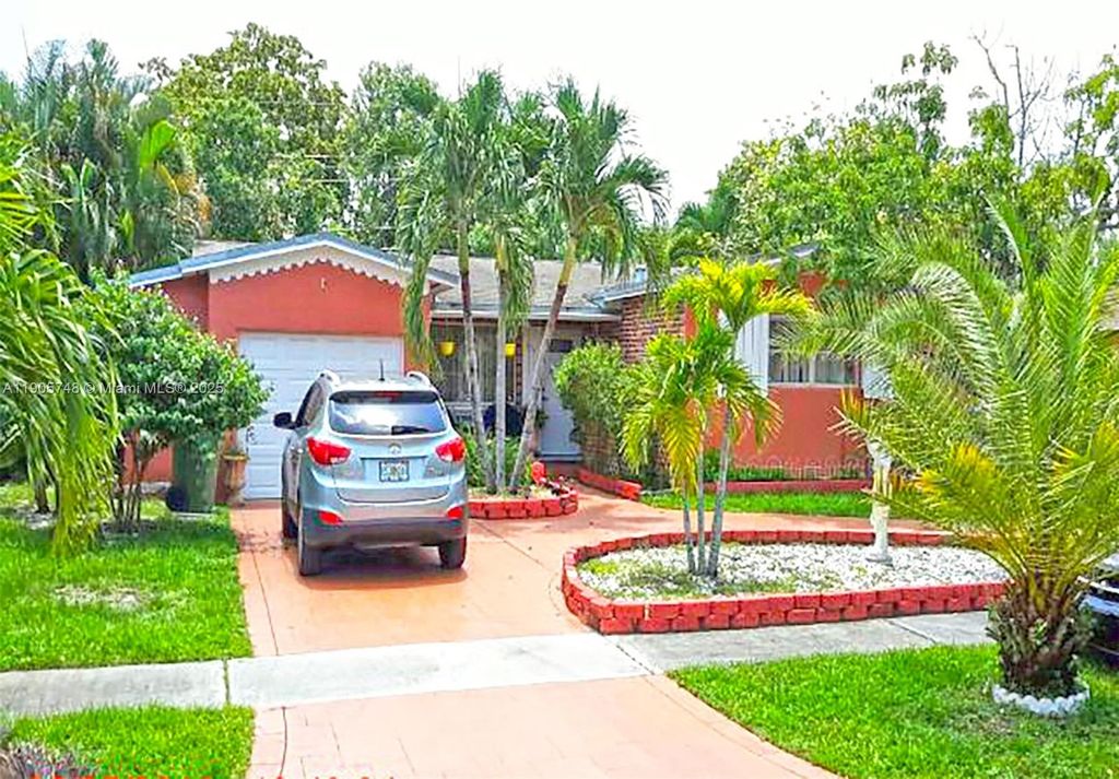 631 SW 69th Ave, Pembroke Pines, FL 33023