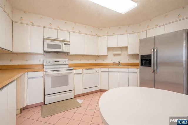 2006 Harmon Cove Tower, Secaucus, NJ 07094
