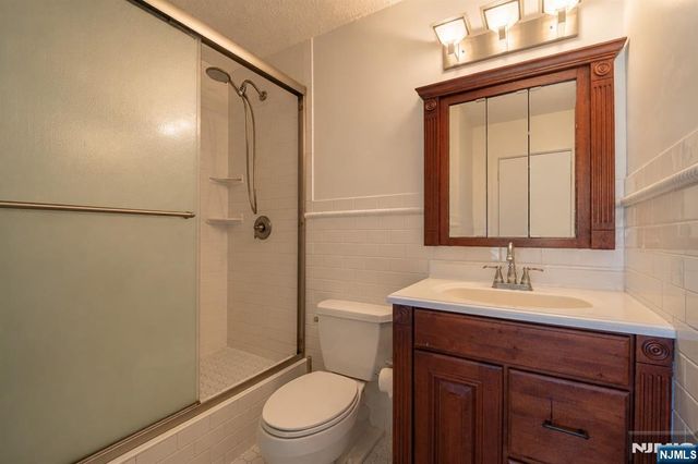 2006 Harmon Cove Tower, Secaucus, NJ 07094