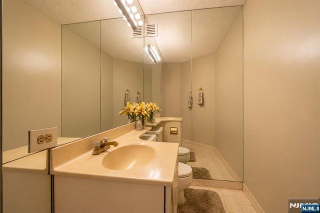 2006 Harmon Cove Tower, Secaucus, NJ 07094