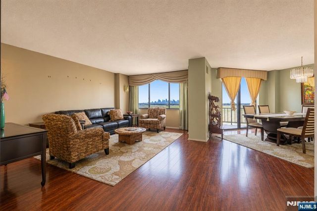 2006 Harmon Cove Tower, Secaucus, NJ 07094
