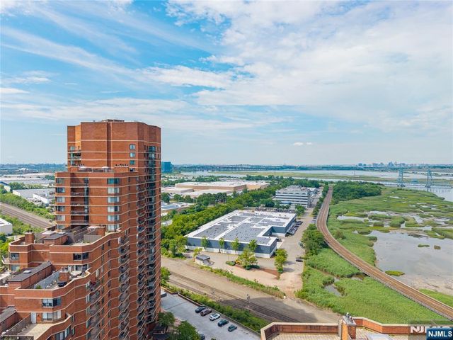 2006 Harmon Cove Tower, Secaucus, NJ 07094