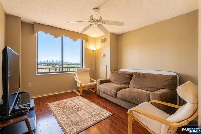 2006 Harmon Cove Tower, Secaucus, NJ 07094