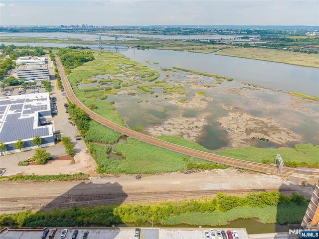 2006 Harmon Cove Tower, Secaucus, NJ 07094