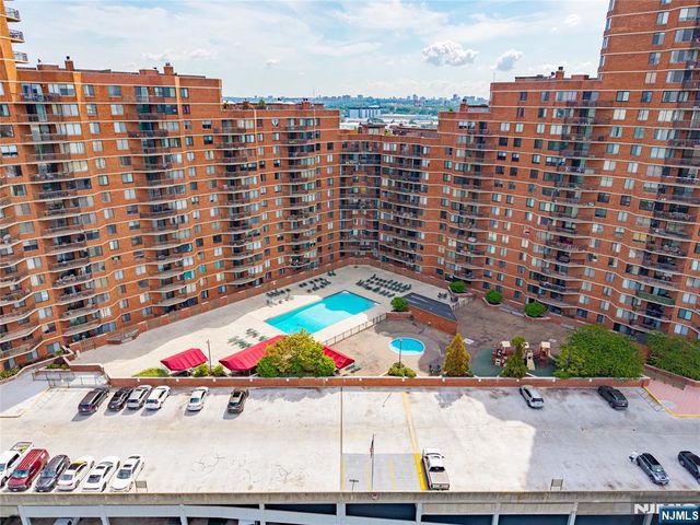 2006 Harmon Cove Tower, Secaucus, NJ 07094