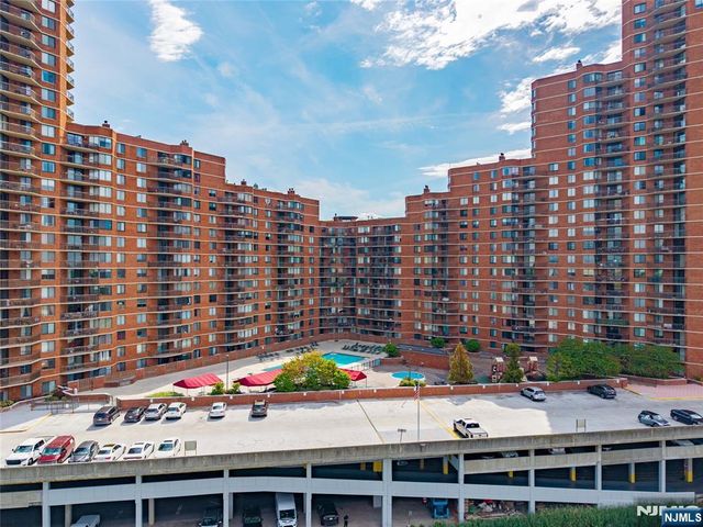 2006 Harmon Cove Tower, Secaucus, NJ 07094