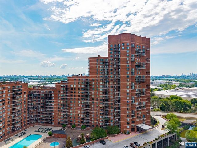 2006 Harmon Cove Tower, Secaucus, NJ 07094