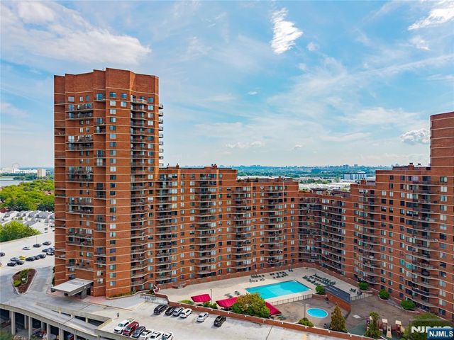 2006 Harmon Cove Tower, Secaucus, NJ 07094