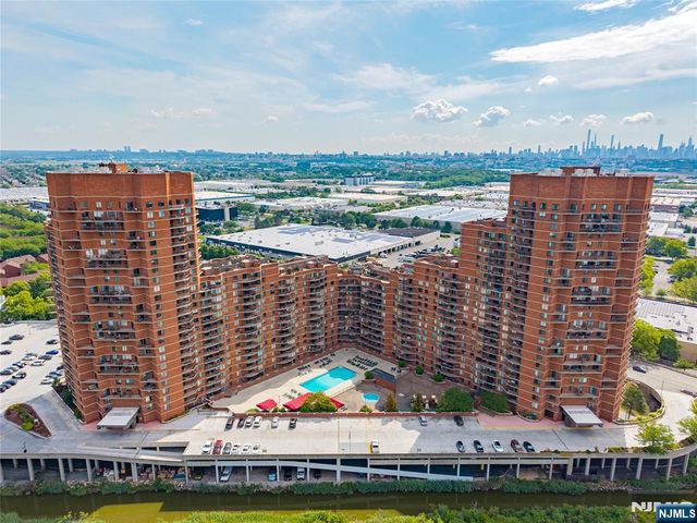 2006 Harmon Cove Tower, Secaucus, NJ 07094