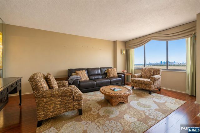2006 Harmon Cove Tower, Secaucus, NJ 07094