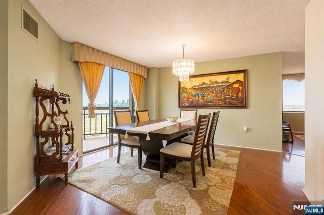 2006 Harmon Cove Tower, Secaucus, NJ 07094