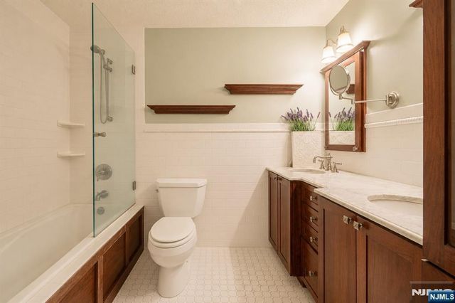 2006 Harmon Cove Tower, Secaucus, NJ 07094