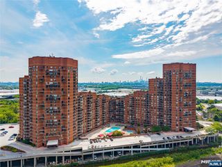 2006 Harmon Cove Tower, Secaucus, NJ 07094