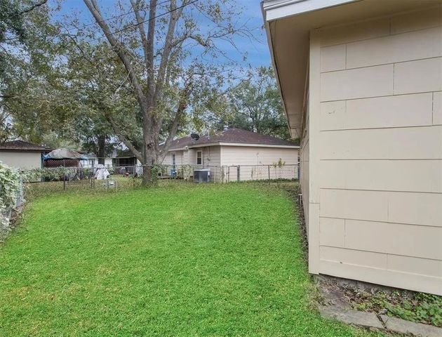 1000 S Shepherd Drive, Baytown, TX 77520