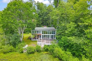 32 W Lakeside Ln, Hampton Twp., NJ 07860