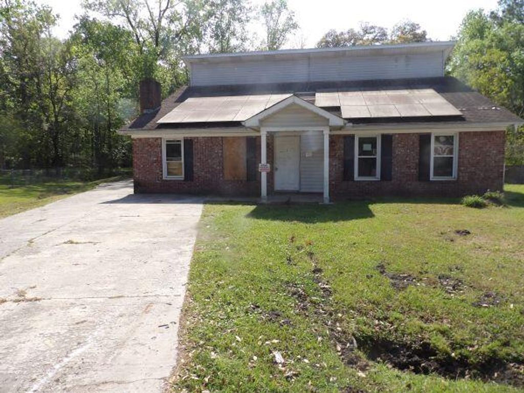 Image 1 of property listing at 102 Desi Court, Summerville, SC 29485