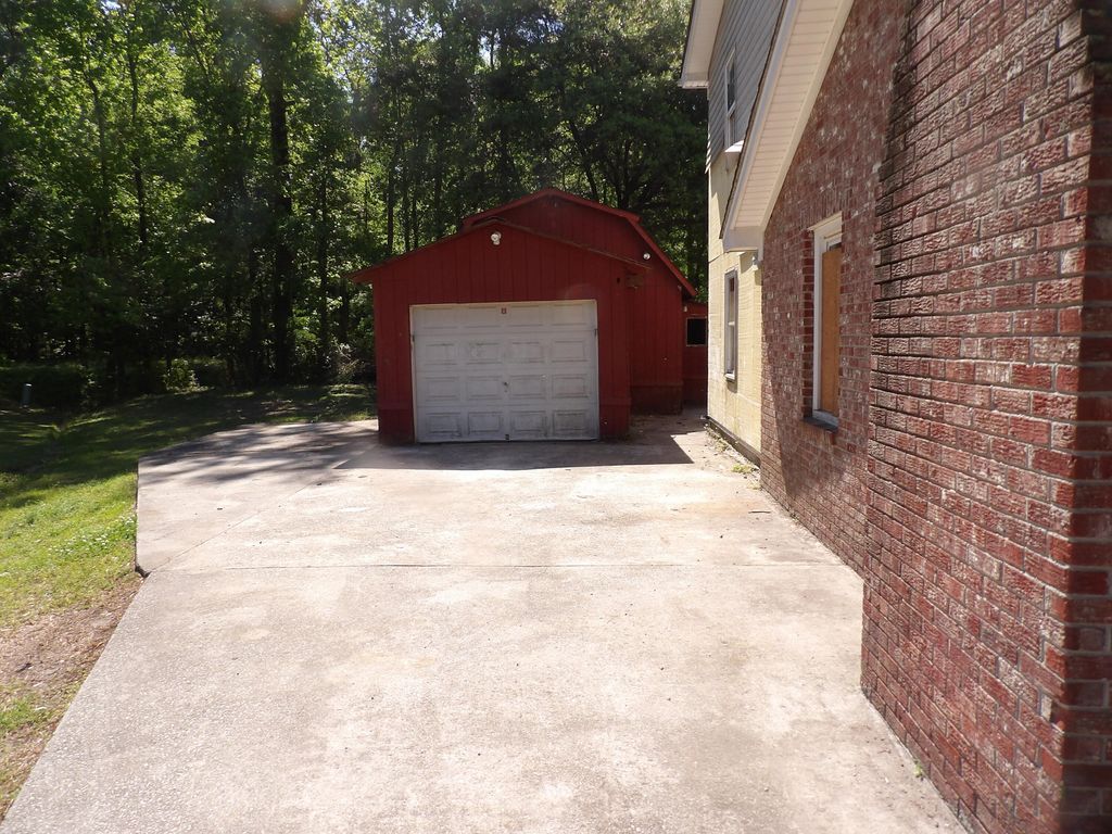 Image 13 of property listing at 102 Desi Court, Summerville, SC 29485