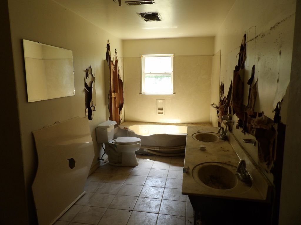 Image 9 of property listing at 102 Desi Court, Summerville, SC 29485