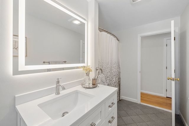 41 Dunster Rd, Bedford, MA 01730