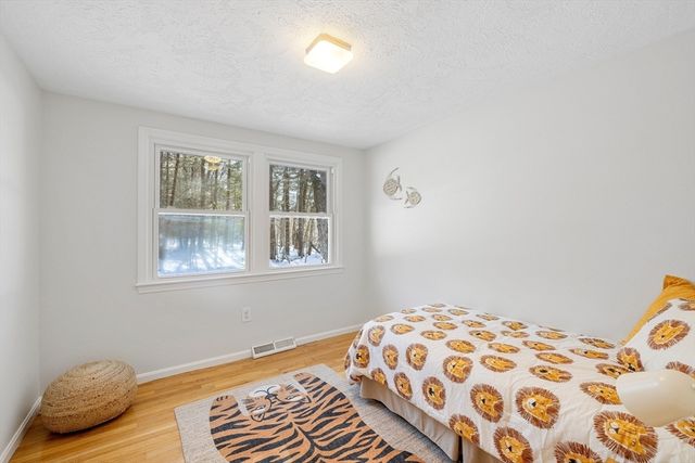 41 Dunster Rd, Bedford, MA 01730