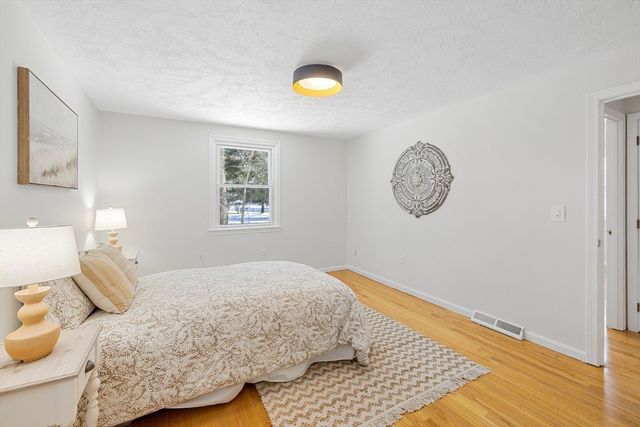 41 Dunster Rd, Bedford, MA 01730