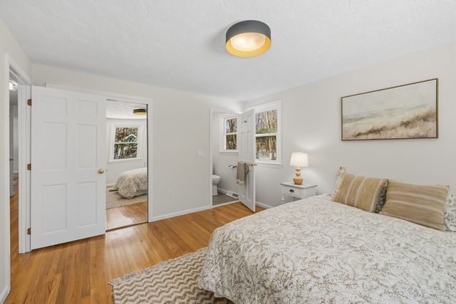 41 Dunster Rd, Bedford, MA 01730