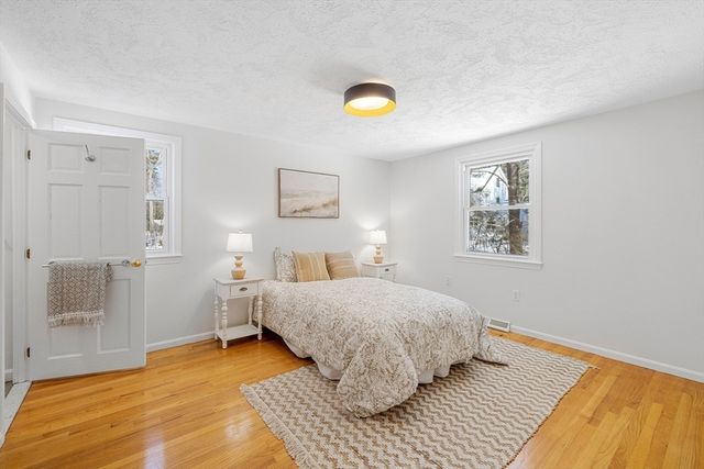 41 Dunster Rd, Bedford, MA 01730